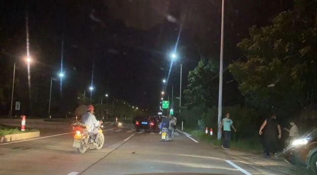  伤者|东岭港雅附近沿海大通道发生一起车祸！其中有一伤者....