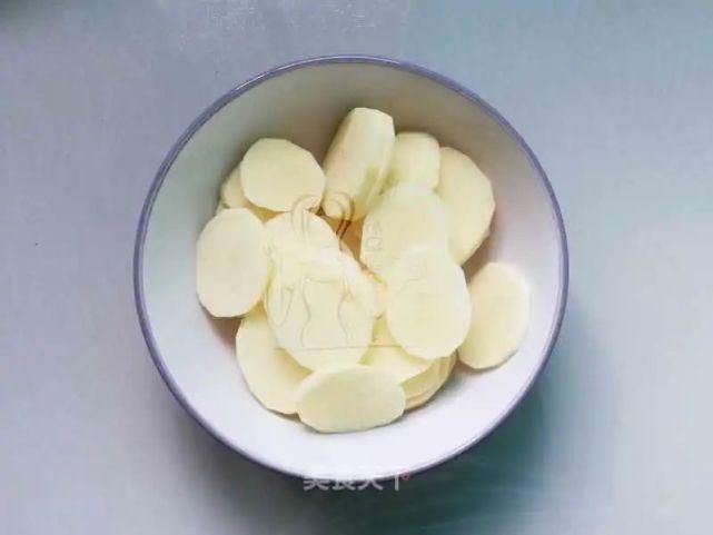  酸辣|凉拌土豆片：几步搞定，酸辣清爽，比肉都好吃哦
