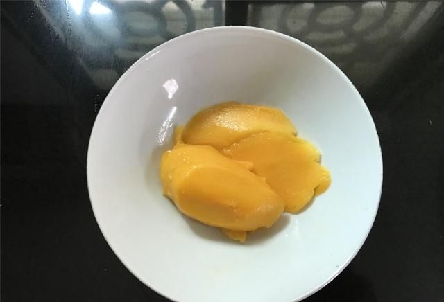 早餐|芒果最近火了,加一包酸奶,快手美味又低脂,吃一次做梦都流口水