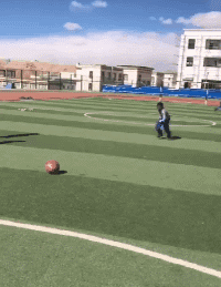  假动作|搞笑GIF：小伙子，这个假动作我给你满分