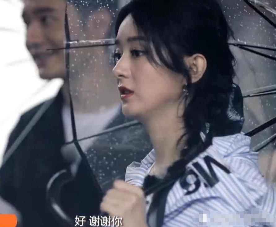  真实|赵丽颖下雨天揽客被抓拍，离开百万修图师，33岁的状态太真实！