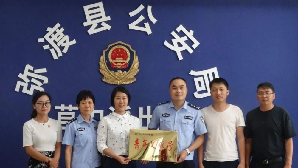  民警|3分钟，民警从持刀歹徒手中救下一女子