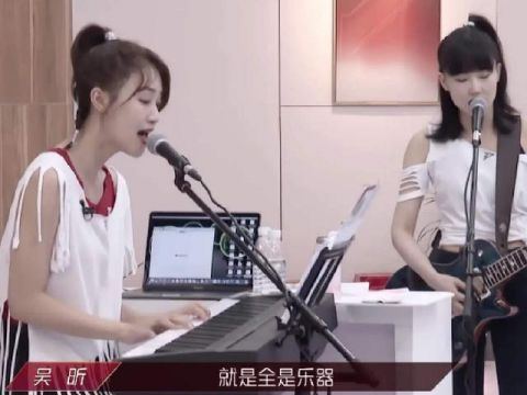  姐姐|黄圣依请吴昕吃小龙虾，谁注意她把虾壳扔哪了？暴露素质