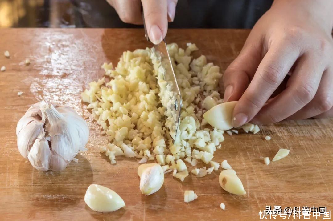每天一颗大蒜对身体有害吗(每天一瓣大蒜，身体会发生什么变化？真能杀菌吗？)