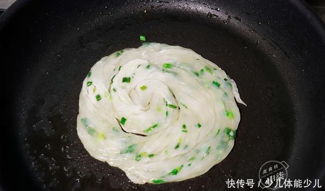 张剩|6张剩饺子皮,一把葱花,简单一做,外酥里软,全家人抢着吃