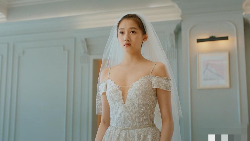  演技|关晓彤新剧演技炸裂，但婚纱造型被嘲膀大腰圆