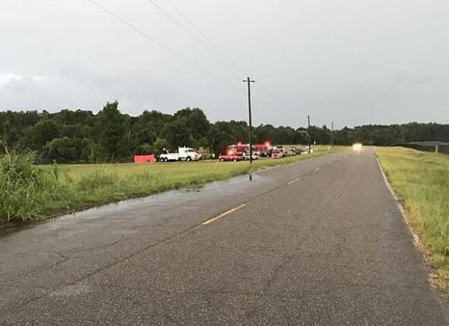  池塘|男子意外发现池塘中有辆汽车，里面坐着的母子3人全都死亡