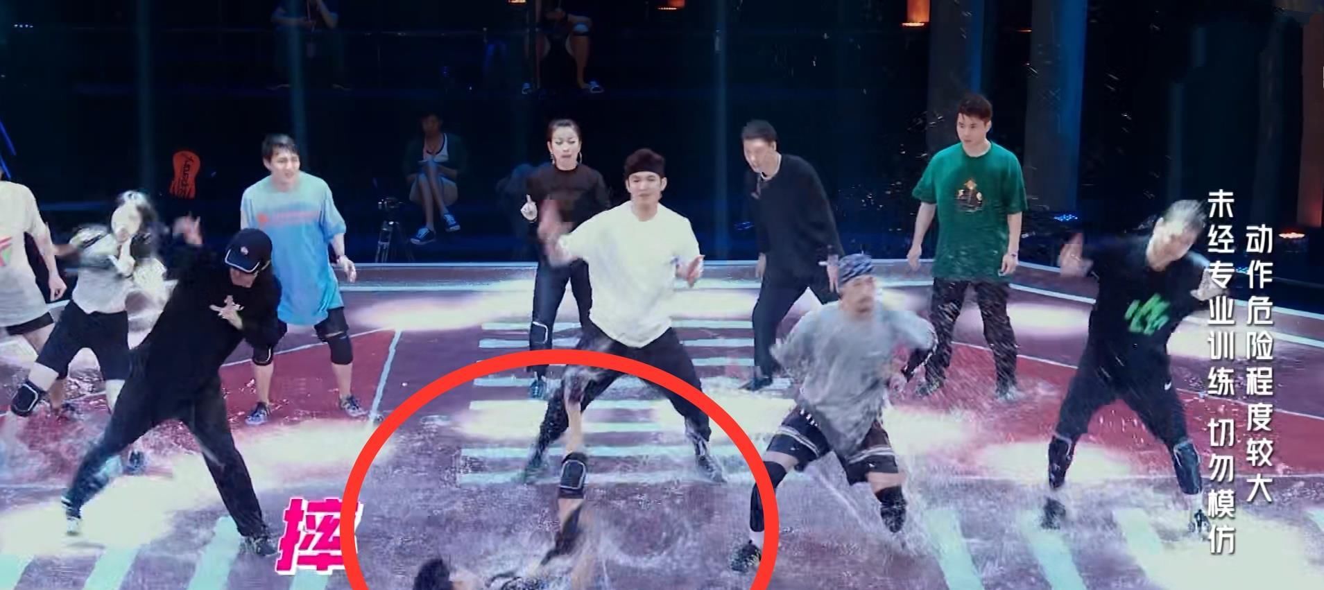 街舞|《街舞3》肖杰受伤,因上一场水舞台太滑,王一博暖心提醒过大家
