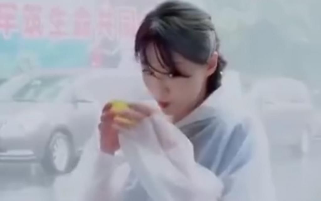 被迫|郑爽节目中遇生理期却被迫淋雨,有谁注意她的动作?女生看了都懂!