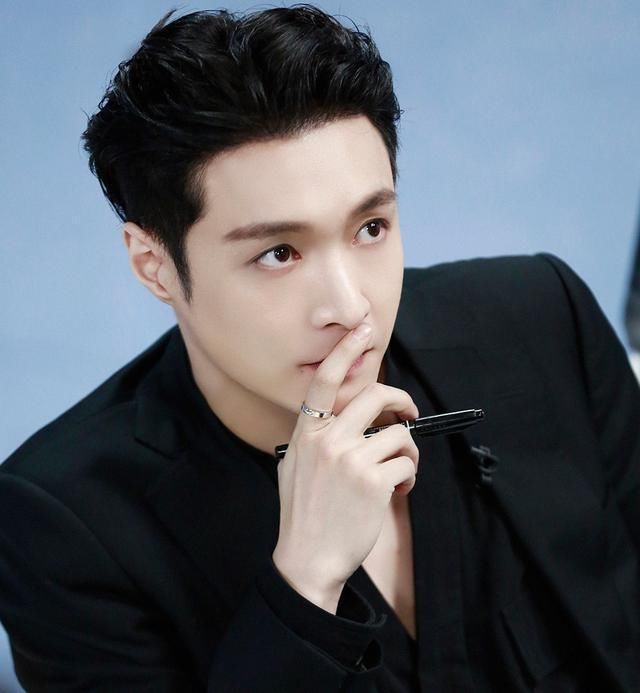  卖力|莲龙出海张艺兴，雨中飞跃王一博，爆衣卖力水舞台，引爆热点！