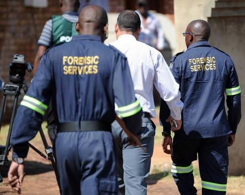  后院|女子交往两任男友都神秘失踪，警方挖开她家后院找到三具尸体