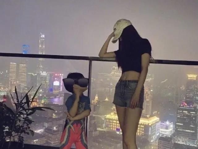 海绵|Baby穿浴袍看儿子游泳 小海绵正面曝光神似黄晓明