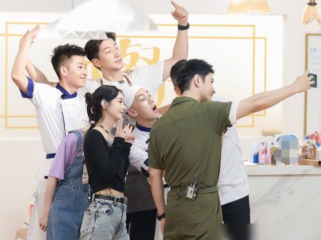  战报|赵丽颖彻底沦为工具人，《中餐厅》将负面稿件作为战报引争议