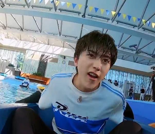  妆容|难怪说蔡徐坤离不开化妆师，当他下水妆容花掉后，导演都不敢拍近景