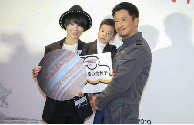  儿子|吴京带俩子出游个个晒成黑黝黝，硬汉教育下，俩儿子胖嘟嘟可爱