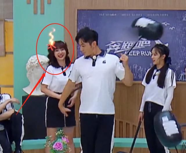  样形容柳岩|跑男团猜柳岩特点，李晨的形容激怒柳岩，郑恺的救场方式太机智了