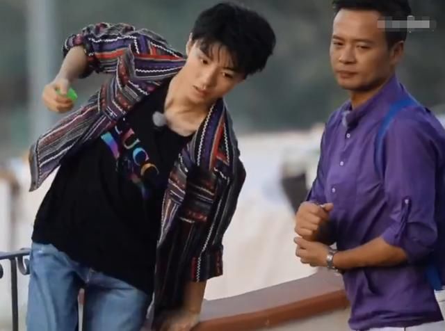  王俊凯|《中餐厅4》顺利杀青，看到王俊凯合照旁边是谁，真实关系很明显