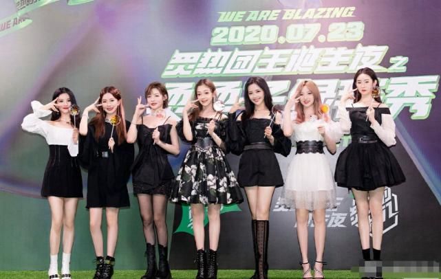  过于|硬糖少女参加《炙热的我们》，有谁注意她们手上拿的啥？过于真实