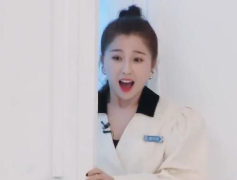  蔡徐坤|虞书欣见到Lisa太激动，小声嘟囔4个字，蔡徐坤听到后一脸痴迷