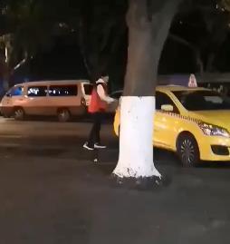 拍摄|肖战回重庆蹲路边吃早餐带火面馆,粉丝向老板求购肖战碗筷