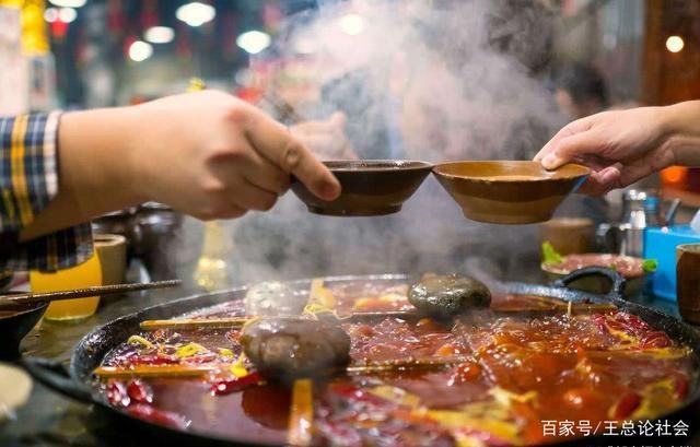 小龙|媒体曝光!小龙坎一门店两年制售2吨地沟油 不知情的你可能都吃过