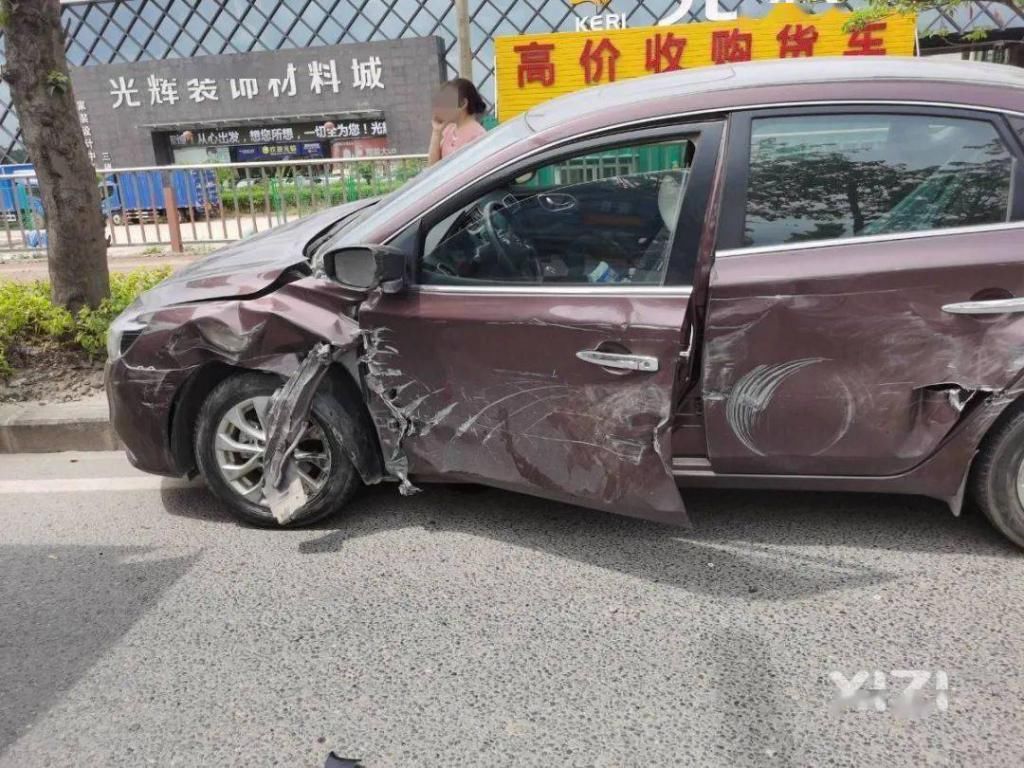  中信|水口中信大桥段事故：日产轩逸被货车撞上了绿化带！