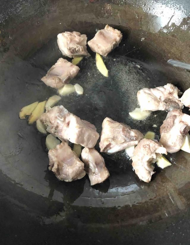  排骨|1斤排骨，3个小土豆，每周给孩子做1次这个香辣排骨，身体棒