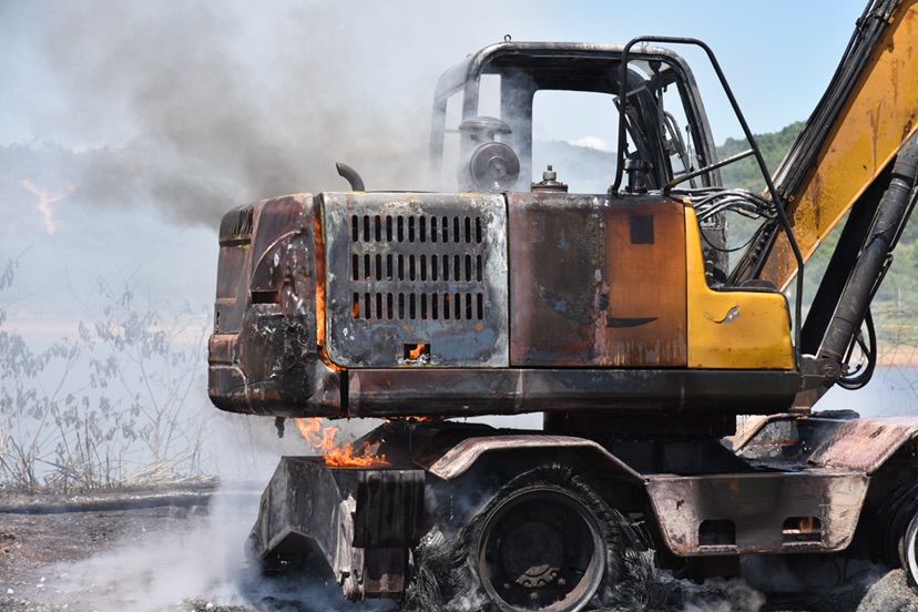  空壳|郴州挖掘机失火烧成空壳，周边是山林，消防5分钟迅速灭火