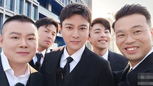  奶牛|《极挑》岳云鹏调侃“真假奶量”谐音梗，隔空内涵贾乃亮