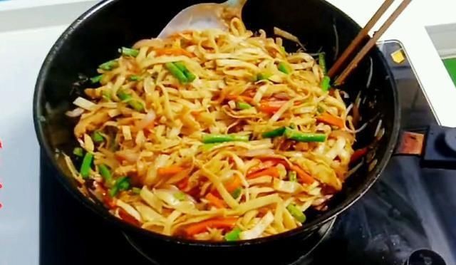  低热量|北方的炒饼火了，这种吃法，荤素搭配低热量，经得起岁月的流逝