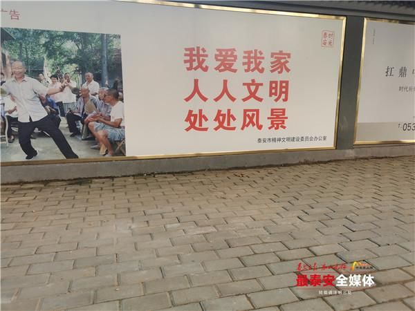  路面|一男子踩踏人行道掉进坑里，部门：已修复路面