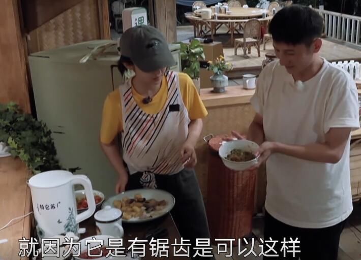  别人|别人都在收拾厨房，唯独吴昕没参与，看到她在干啥，难怪没人喊她