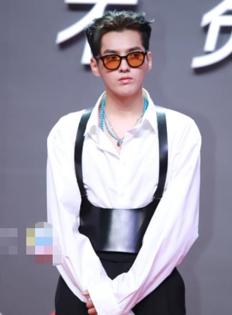 穿着|吴亦凡有多自信，穿着“女式束腰”就走红毯？真不把自身颜值当回事