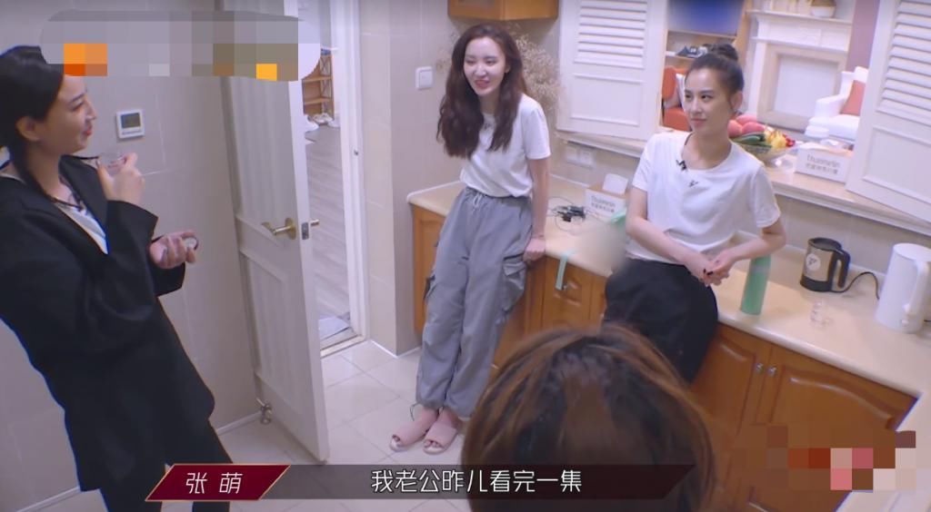  聊天|别人都在聊天，郑希怡又开始吃，看她从冰箱里拿的啥？弹幕全被吸引