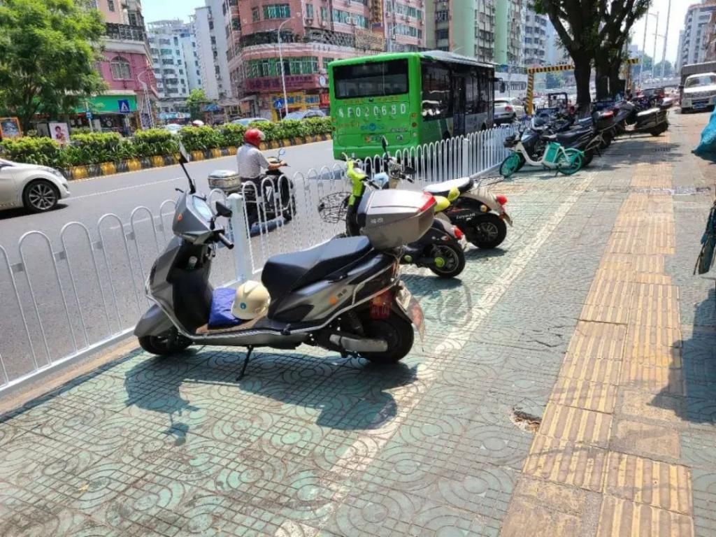 发现|新发现!工业中路人行道加装了隔离栏,街坊们出行更安全