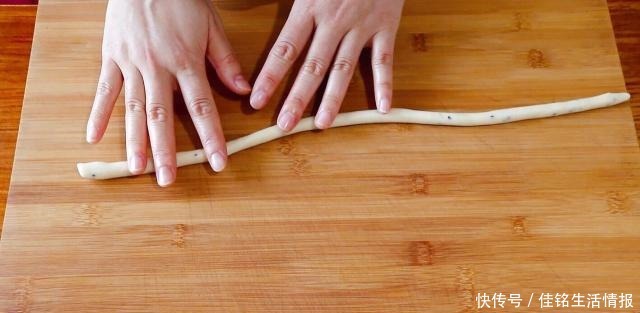 详细|想吃馓子不用买,教你详细做法和比例,咸香酥脆,小时候的味道