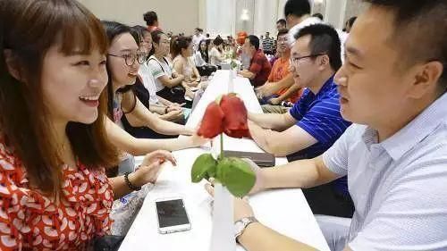 相亲|上海相亲角:上海户口是基本，月薪1万是讨饭，有车有房算三流人