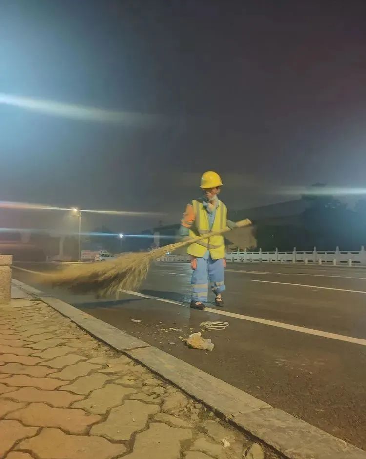  凌晨|菏泽：凌晨三点半，街头一幕