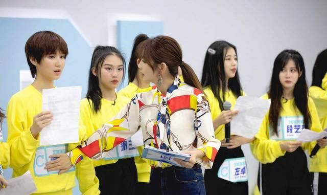  精致|Ella小秀厨艺，穿简约白T不似节目中精致，3岁劲宝西瓜头出镜超萌