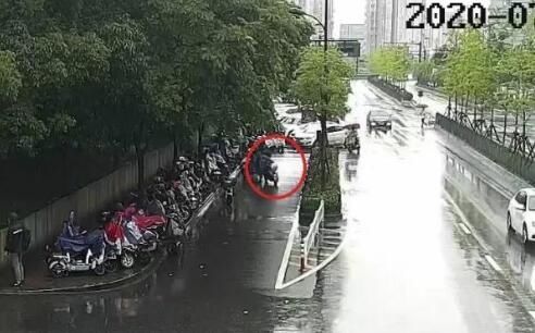  孩子|全职妈妈一时贪念起，瞒着孩子干这事……