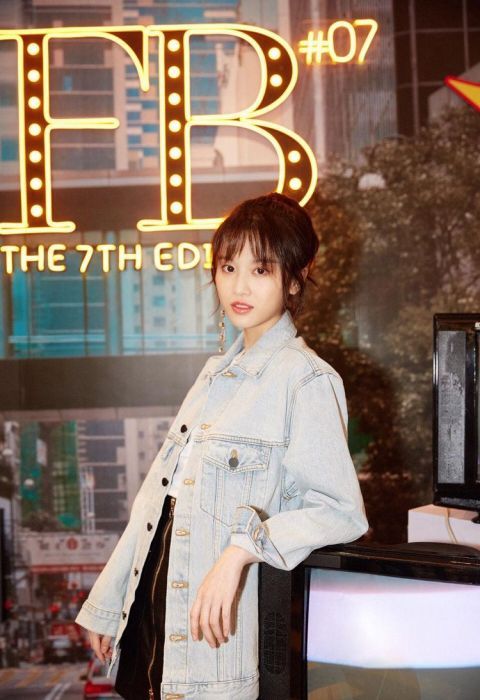 哪吒|张慧雯也太可爱了,穿凯蒂猫针织衫绑哪吒头,27岁呆萌又俏皮