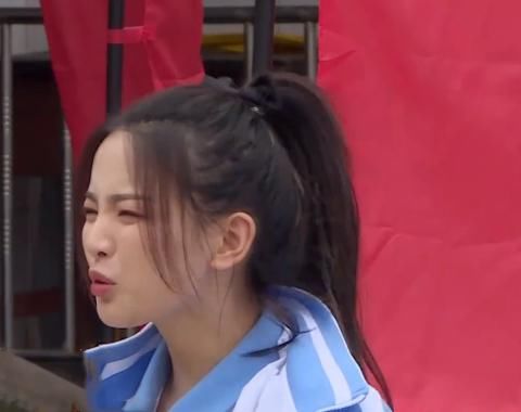 极限挑战|任嘉伦亮相《极挑宝藏行》时,其他人都忙着寒暄,谁注意杨超越在干啥