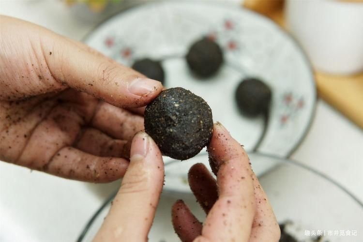  蜂蜜|1碗黑芝麻，3勺蜂蜜，搓一搓做“黑芝麻丸”，1元1颗，头发黑又亮