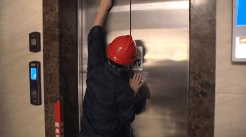 故障|金山一台电梯突然停运...但被困电梯里的人却一点不害怕？