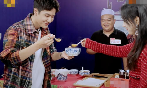  王一博|赵丽颖和王一博同吃一碗胡辣汤，谁注意她的避嫌反应？难怪王一博不介意