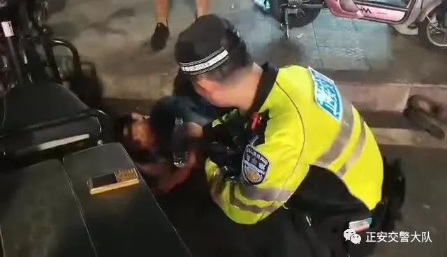  发现|正安：七旬老人醉倒街头 交警发现及时救助