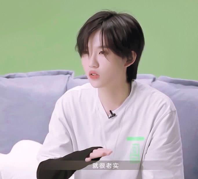  颜值|“黑马”陆柯燃晋级，帅气老板手机打call，颜值太高引网友热议：出道吗