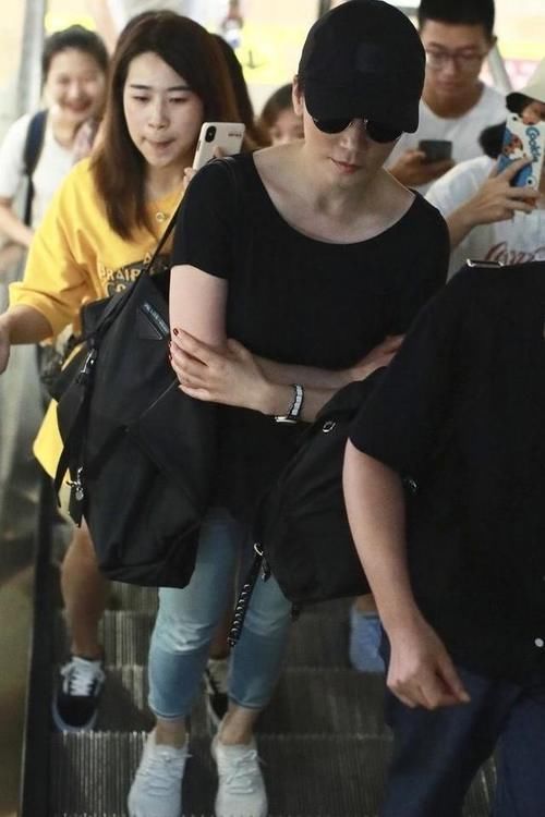 俞飞鸿|俞飞鸿太可了！穿大妈T恤配牛仔裤都这么气质，换别人穿就弱爆了