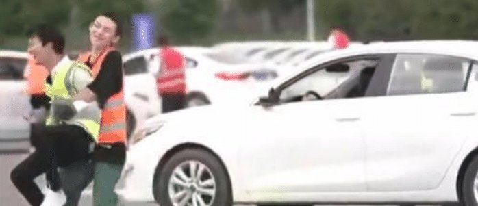  直呼|周深被迫“营业”, 惨遭小鬼腾空抱起! 网友直呼看到了“自己”