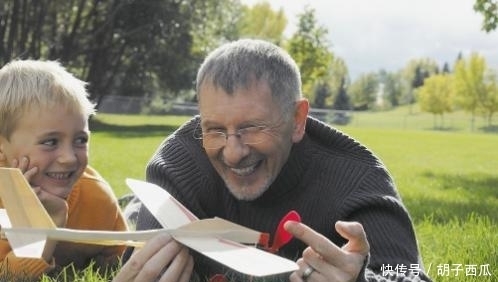 倚老卖老|9岁男孩给孕妇让座，孕妇刚坐下就被大爷拽起，还批孩子：不懂事